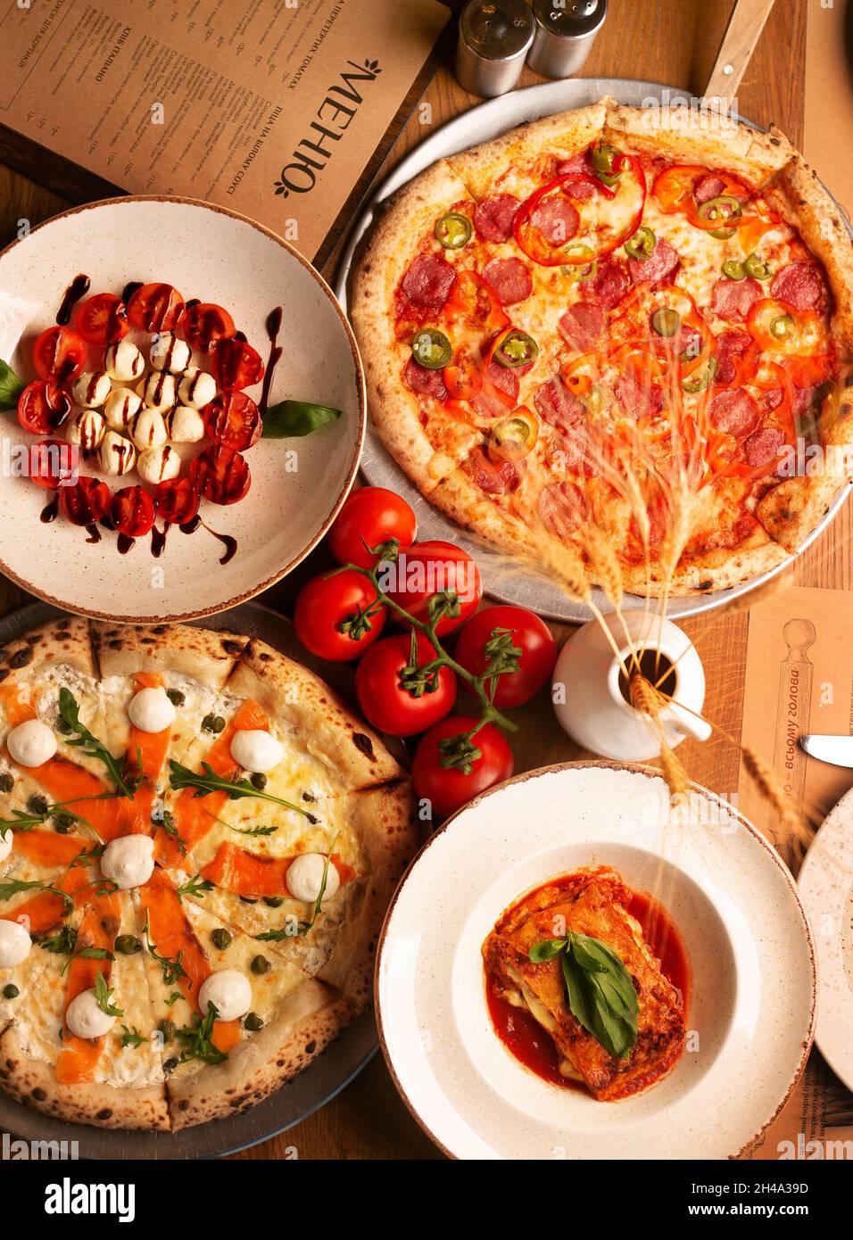 Blick von oben auf das riesige Buffet mit köstlichen frisch zubereiteten europäischen Gerichten und Pizza mit Menü Stockfoto