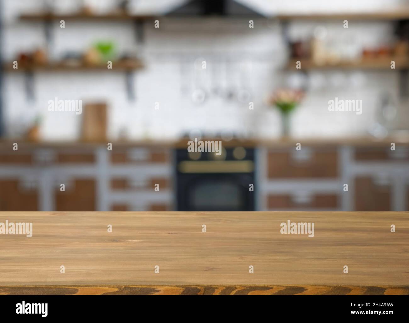 Holztisch mit freiem Platz und verschwommener Küche auf dem Hintergrund. Stockfoto