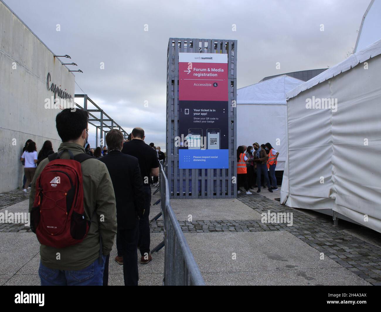 Lissabon, Portugal. November 2021. (INT) Web Summit in Lissabon. 1. November 2021, Lissabon, Portugal: Moving People to Enter the Web Summit Lissabon, die größte Technologie-Veranstaltung der Welt, die wieder persönlich im Nacoes Park stattfinden wird, verspricht, am Montag (1.) mehr als 40,000 „Geeks“ nach Portugal zu bringen (Foto: © Edson De Souza/TheNEWS2 über ZUMA Press Wire) Stockfoto