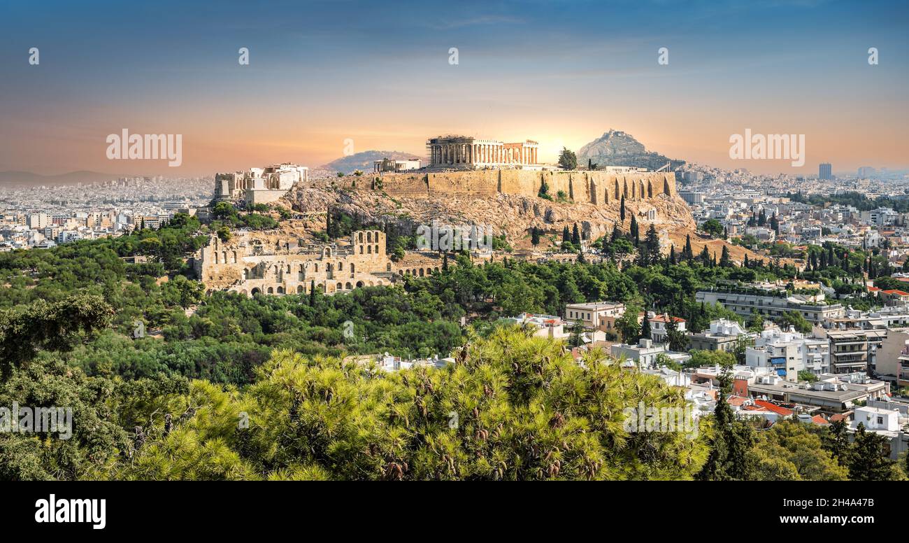 Skyline der Akropolis bei Sonnenuntergang in Athen, Griechenland. Stockfoto