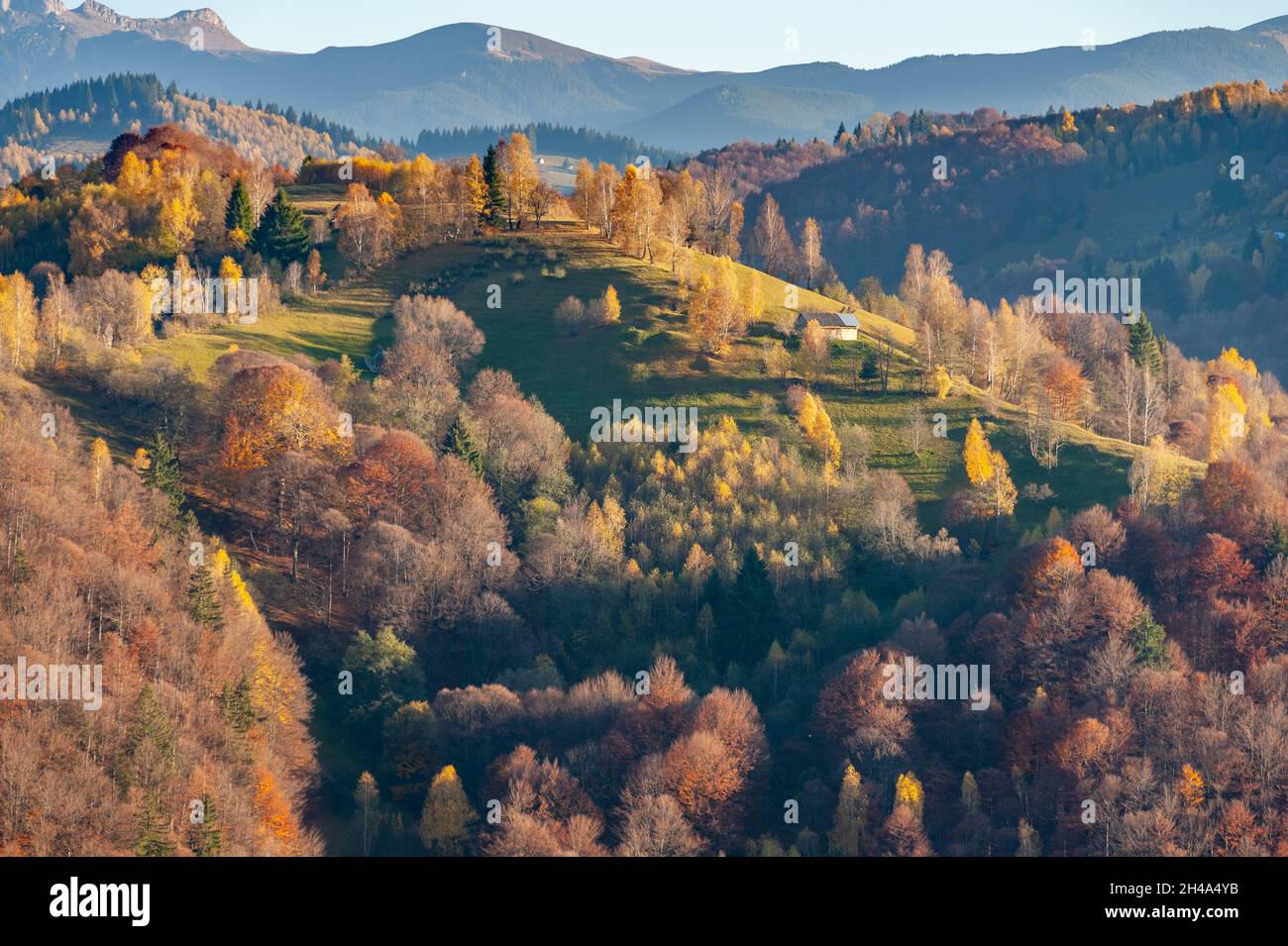 Herbstlandschaft auf dem rucar Bran Pass, rumänien Stockfoto