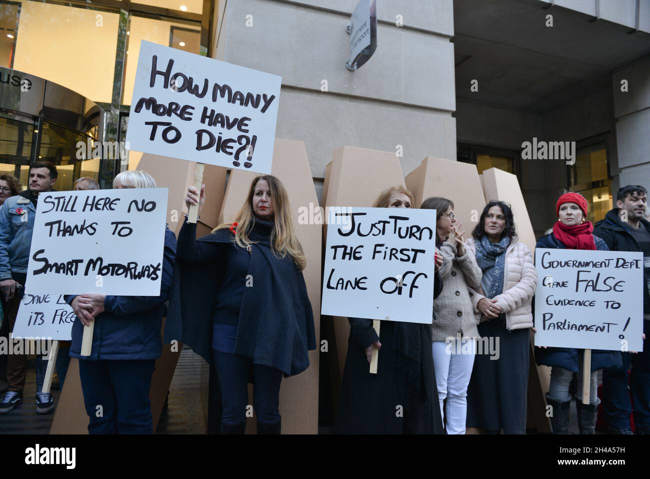 London, Großbritannien. November 2021. Claire Mercer, die Witwe eines Mannes, der auf einer intelligenten Autobahn starb, führt einen Protest in London an. Särge werden durch das Zentrum Londons zum Hauptsitz des Verkehrsministeriums auf der Horseferry Road transportiert - einer für jeden Tod auf intelligenten Autobahnen in den fünf Jahren vor dem Tod ihres Mannes. Quelle: Thomas Krych/Alamy Live News Stockfoto