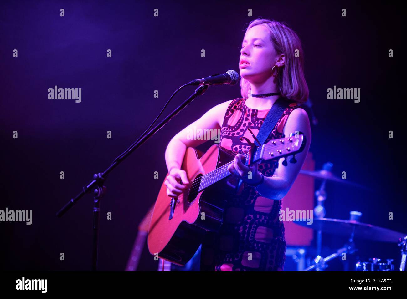 Die Sängerin Alice Pisano tritt auf den Lanes in Bristol zur Unterstützung der Boo Radleys auf Okt 2021 Stockfoto