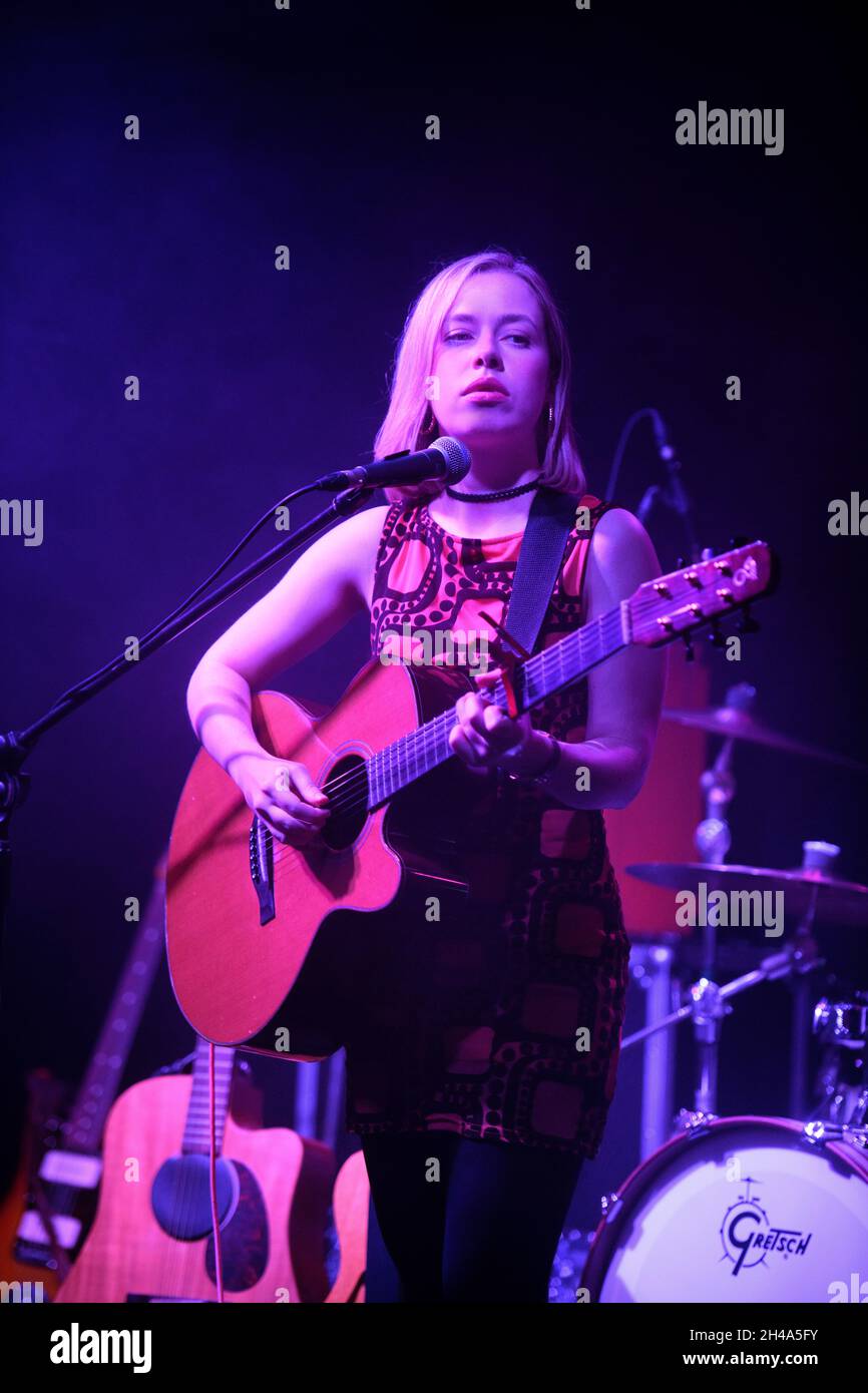 Die Sängerin Alice Pisano tritt auf den Lanes in Bristol zur Unterstützung der Boo Radleys auf Okt 2021 Stockfoto
