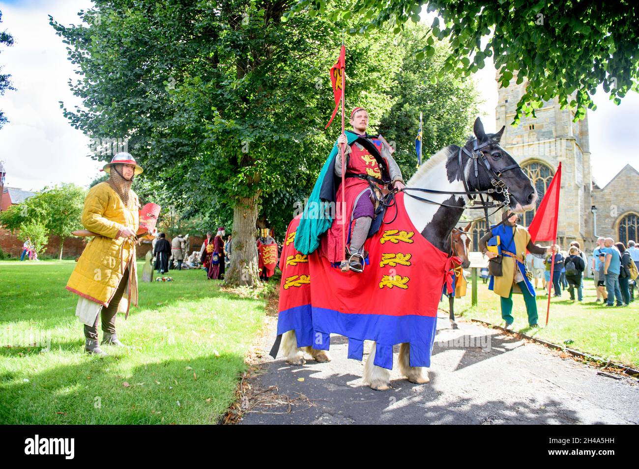 Heinrich III. Führt eine Prozession vom Kirchhof des hl. Laurentius aus, bevor er später die Schlacht von Evesham nachstellte. Stockfoto