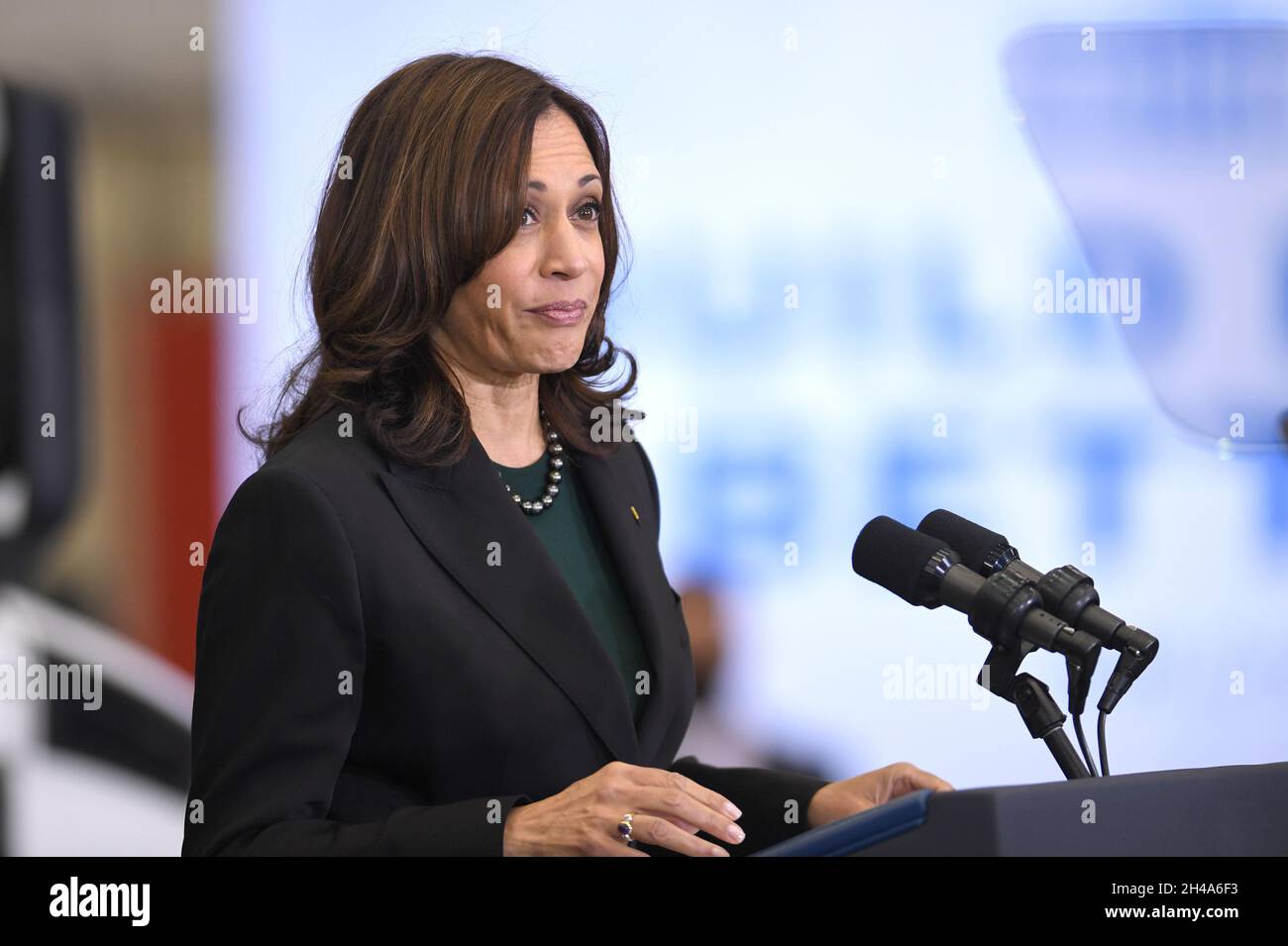 New York, USA. November 2021. Vizepräsidentin Kamala Harris spricht bei einer Veranstaltung in einem Hangar am John F. Kennedy International Airport im Stadtteil Queens von New York City, NY, 1. November 2021. Eine Tour mit Energieministerin Jennifer Granholm in einem Hangar der Hafenbehörde beinhaltete Beispiele für einen elektrischen Müllwagen, eine Kaltklima-Wärmepumpe und vollelektrische Super-Trucks als Werkzeuge, um die Klimakrise zu bekämpfen und Arbeitsplätze zu schaffen. (Anthony Behar/Sipa USA) Quelle: SIPA USA/Alamy Live News Stockfoto