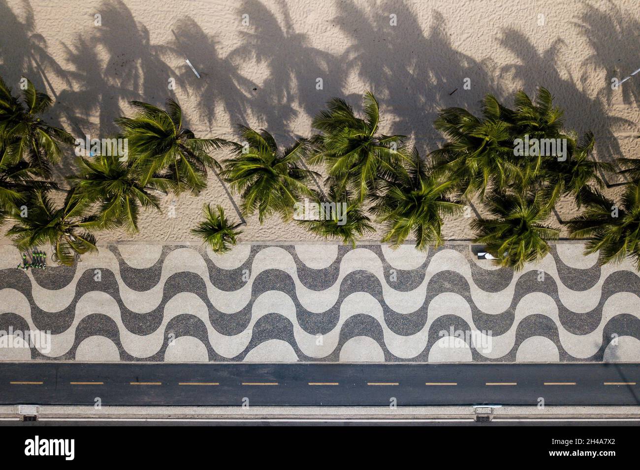 Blick von oben auf den Codaba Mosaic Bürgersteig und Palmen am Strand in Rio de Janeiro, Brasilien Stockfoto