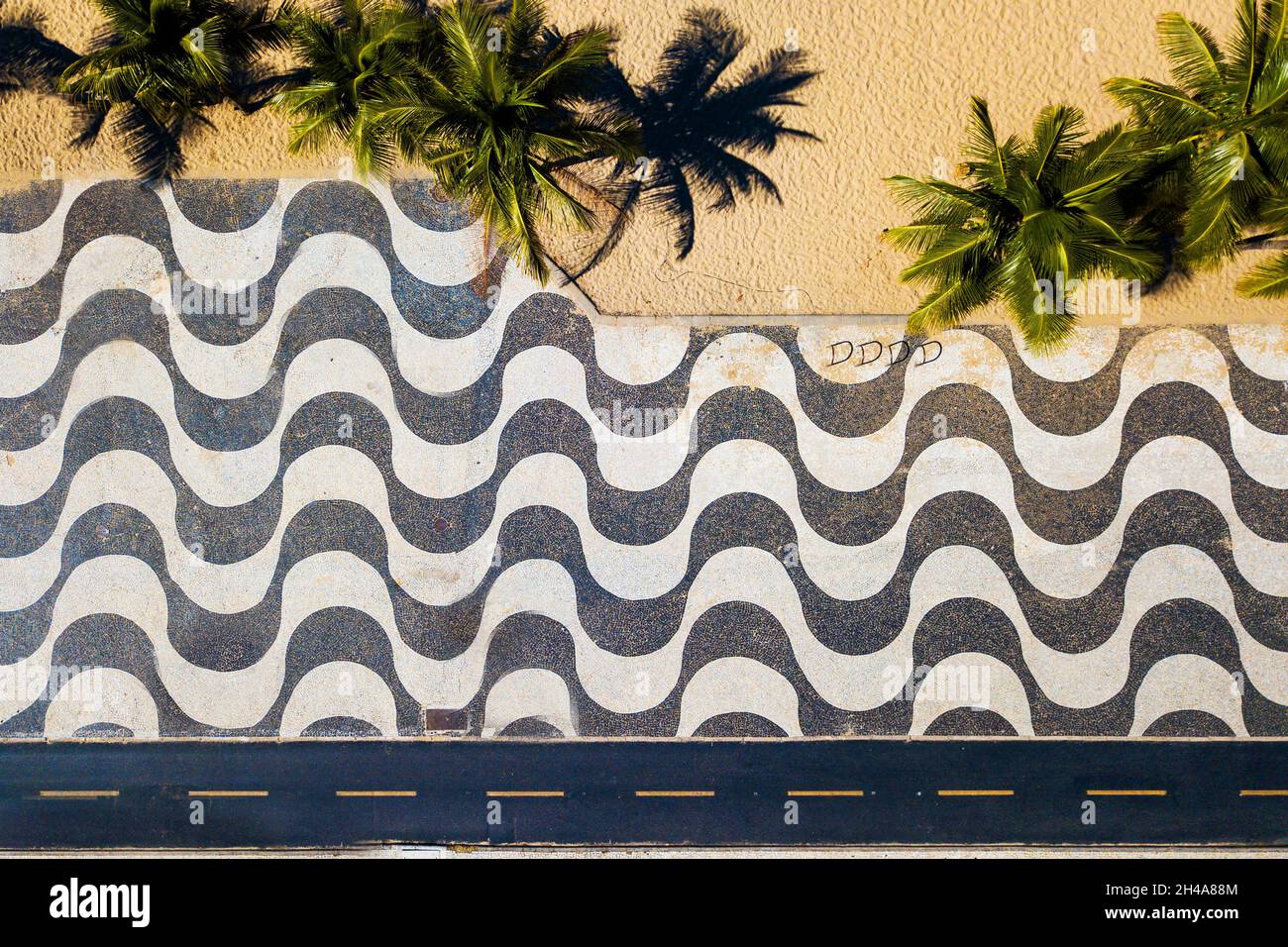 Blick von oben auf den Codaba Mosaic Bürgersteig und Palmen am Strand in Rio de Janeiro, Brasilien Stockfoto