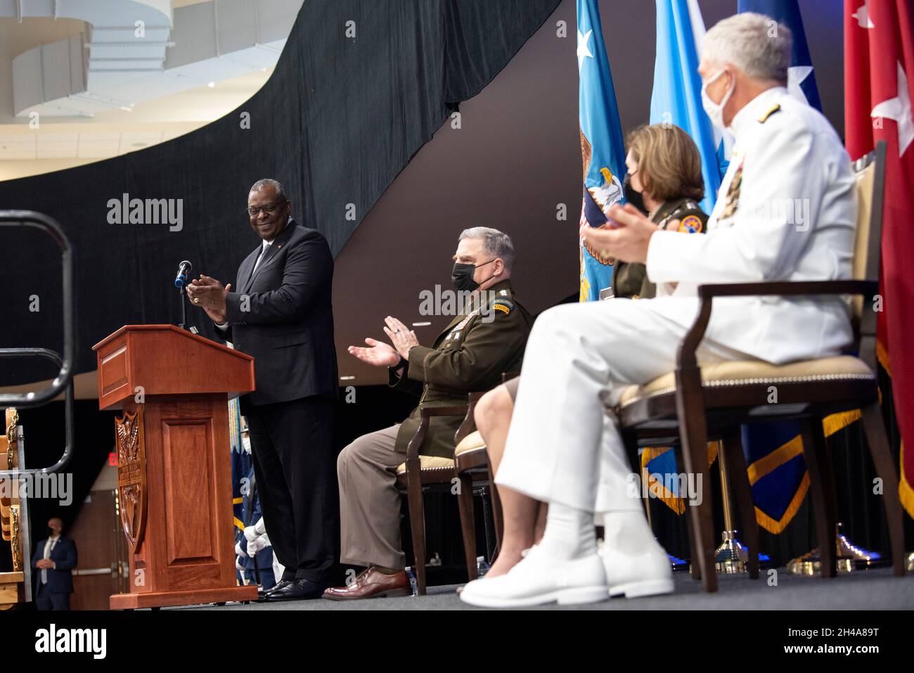 Doral, Vereinigte Staaten von Amerika. 29. Oktober 2021. US-Verteidigungsminister Lloyd J. Austin III, links, spricht über den Wechsel des Kommandos beim U.S. Southern Command, als Vorsitzender des Joint Chiefs General Mark Milley, rechts, am 29. Oktober 2021 in Doral, Florida. Armeegeneral Laura J. Richardson übernahm das Kommando von der ausscheidenden Marine ADM. Craig S. Faller.Quelle: Lisa Ferdinando/DOD/Alamy Live News Stockfoto