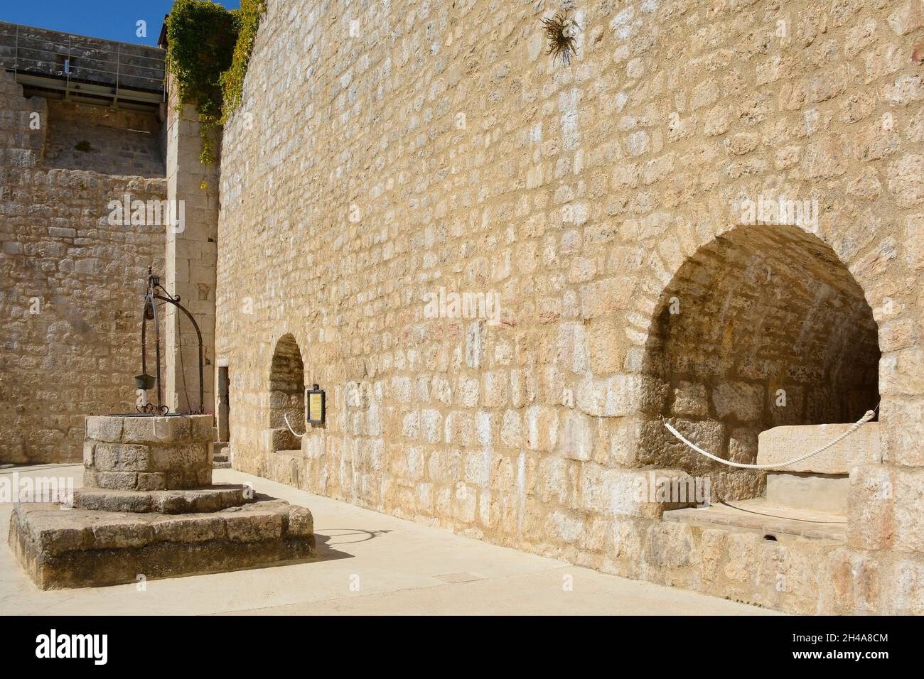 Ein Brunnen im Innenhof des Schlosses Frankopan aus dem 12. Jahrhundert in der Stadt Krk auf der Insel Krk in der Grafschaft Primorje-Gorski Kotar im Westen Kroatiens Stockfoto