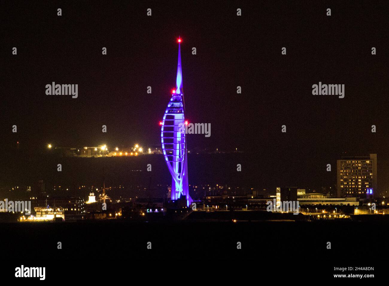 Spinnaker Tower bei Nacht, Portsmouth, Hampshire, Großbritannien vom Seaview auf der Isle of Wight aus gesehen Stockfoto