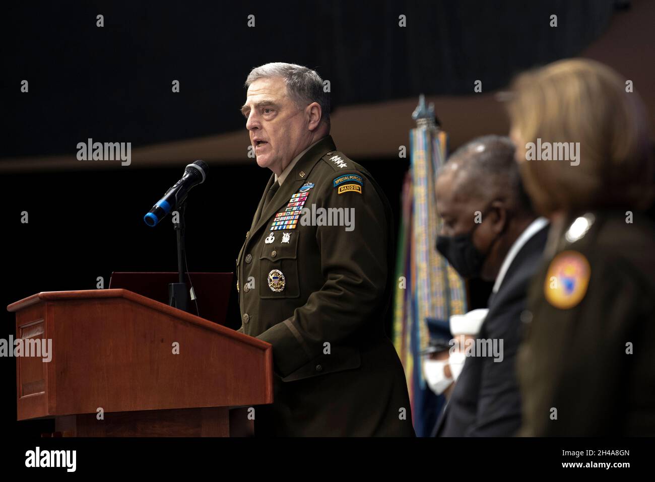 Doral, Vereinigte Staaten von Amerika. 29. Oktober 2021. US-Präsident der Joint Chiefs, General Mark Milley, links, spricht über den Wechsel des Kommandos beim U.S. Southern Command am 29. Oktober 2021 in Doral, Florida. Quelle: Lisa Ferdinando/DOD/Alamy Live News Stockfoto