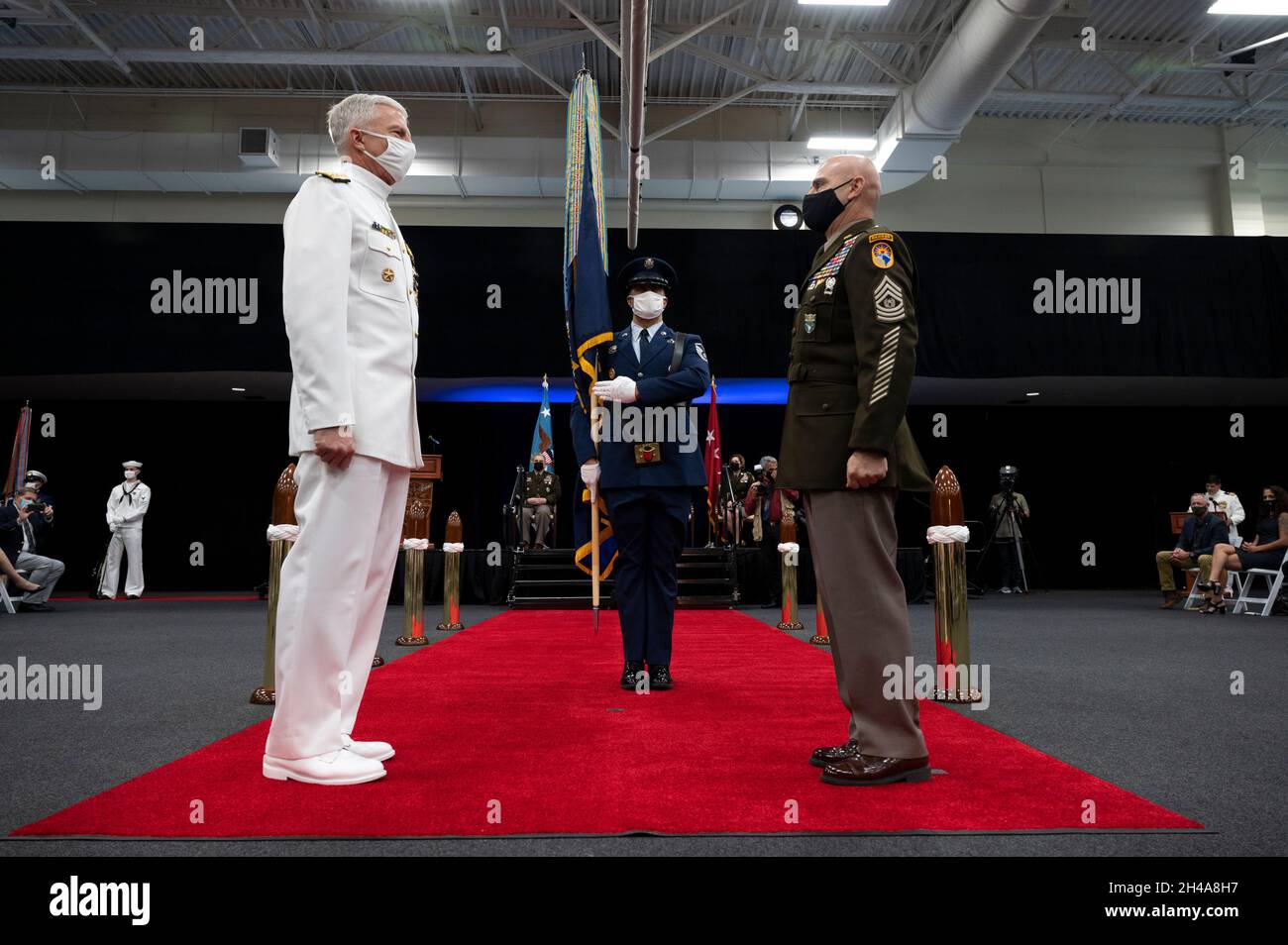 Doral, Vereinigte Staaten von Amerika. 29. Oktober 2021. Ausscheidende Kommandantin der U.S. Southern Command Navy ADM. Craig Faller, links, steht gegenüber von Army Command Sgt. Maj. Benjamin Jones, rechts, während der Befehlswechselzeremonie am 29. Oktober 2021 in Doral, Florida. Quelle: Lisa Ferdinando/DOD/Alamy Live News Stockfoto