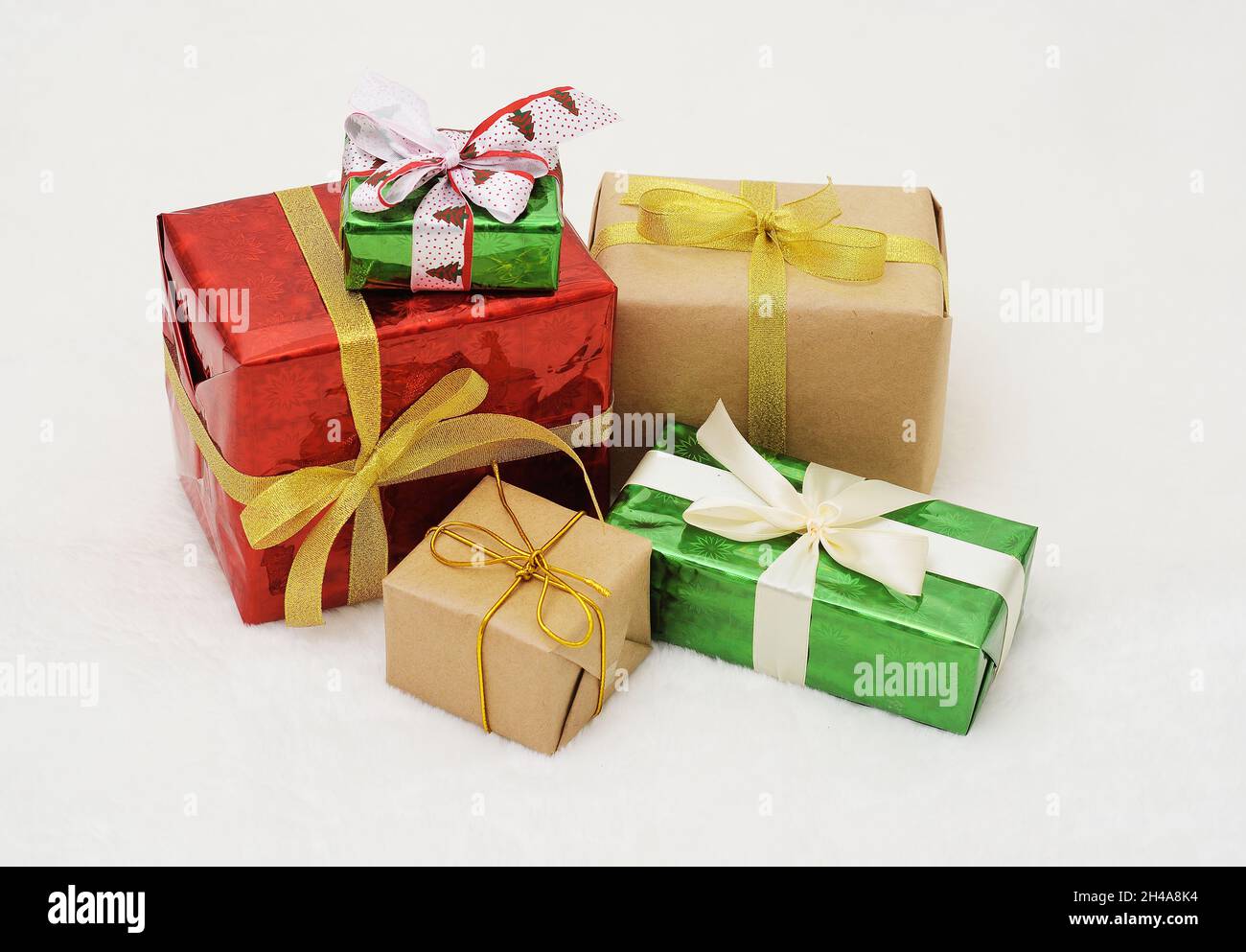Boxen mit Weihnachtsgeschenken auf weißem Hintergrund. Stockfoto