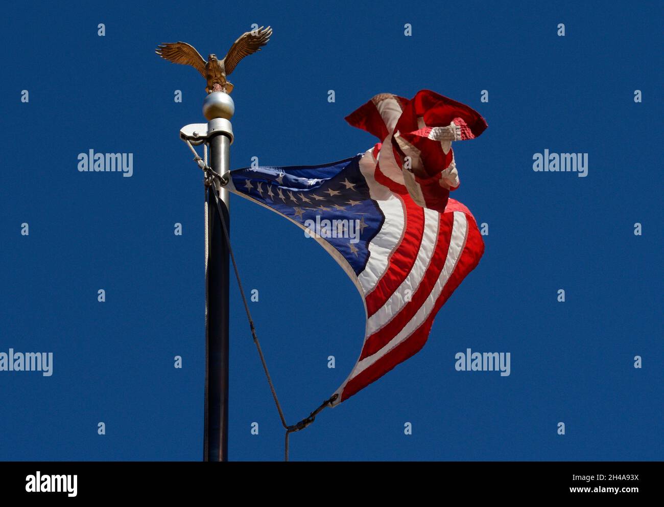 An einem windigen Tag in Santa Fe, New Mexico, flattert eine amerikanische Flagge im Wind. Stockfoto