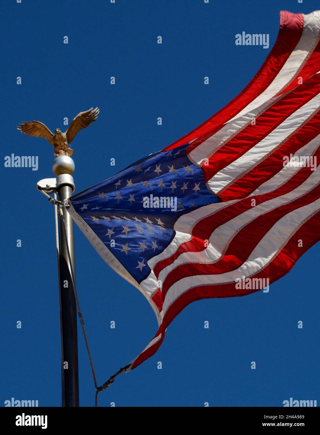 An einem windigen Tag in Santa Fe, New Mexico, flattert eine amerikanische Flagge im Wind. Stockfoto