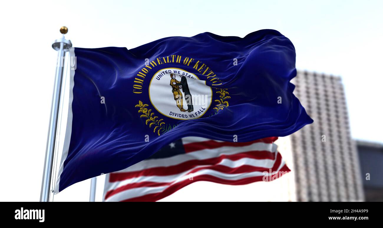 Die Flagge des US-Bundesstaates Kentucky winkt im Wind mit der Flagge der amerikanischen Stars und Stripes im Hintergrund. Kentucky wurde aufgenommen Stockfoto
