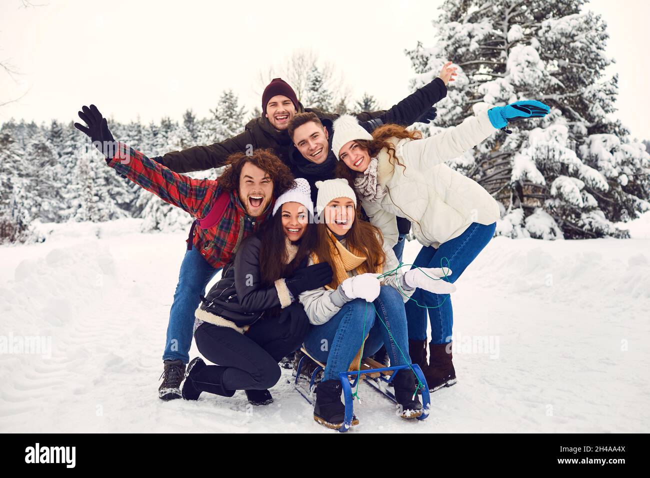 Freunde lachen in den Schnee im Park im Winter Stockfoto