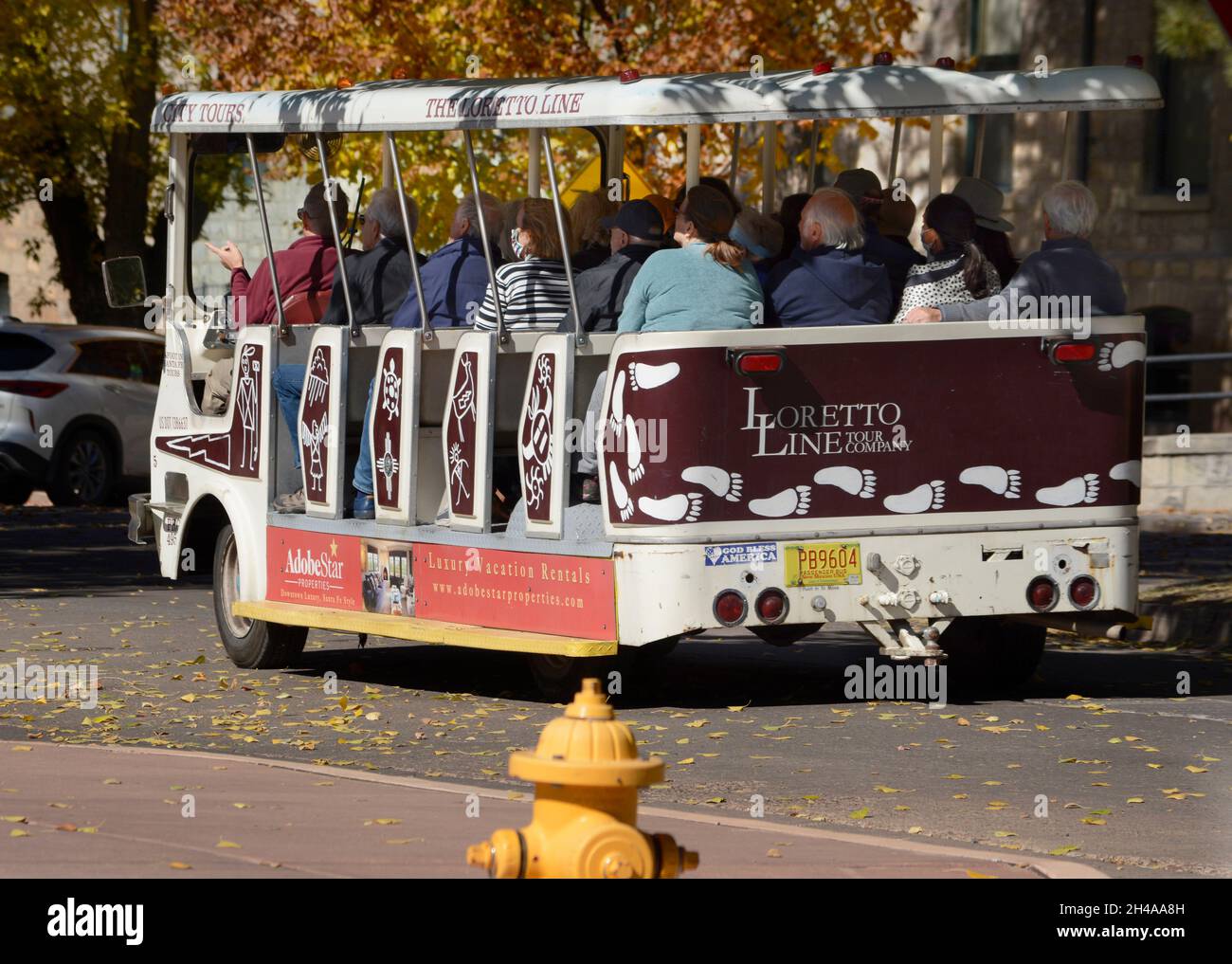 Touristen, die Santa Fe, New Mexico, besuchen, genießen eine geführte Bustour durch die Hauptstadt. Stockfoto