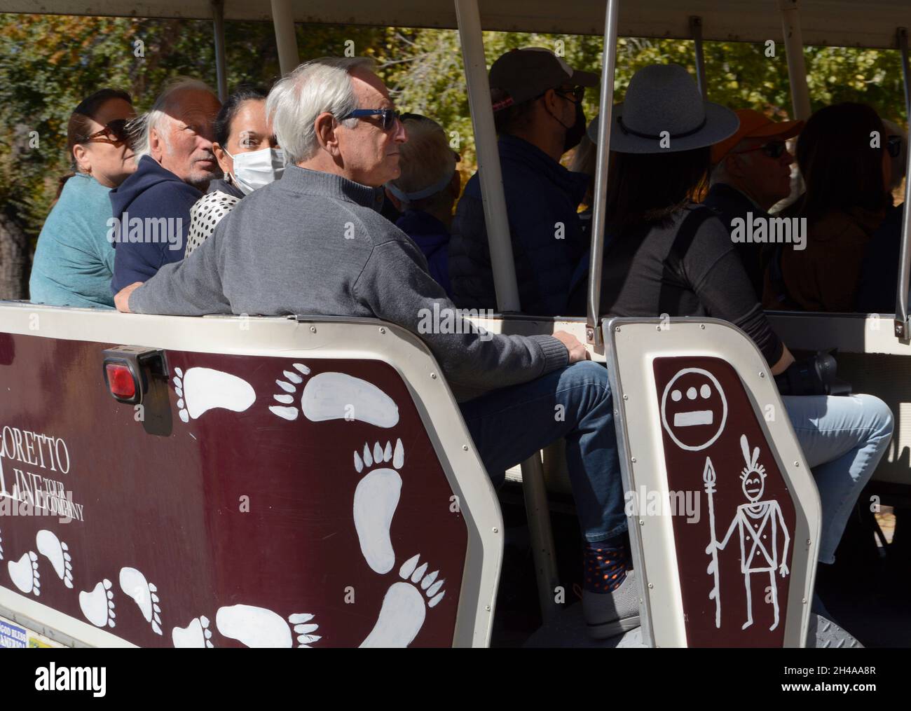 Touristen, die Santa Fe, New Mexico, besuchen, genießen eine geführte Bustour durch die Hauptstadt. Stockfoto