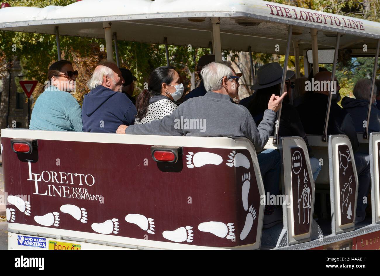 Touristen, die Santa Fe, New Mexico, besuchen, genießen eine geführte Bustour durch die Hauptstadt. Stockfoto