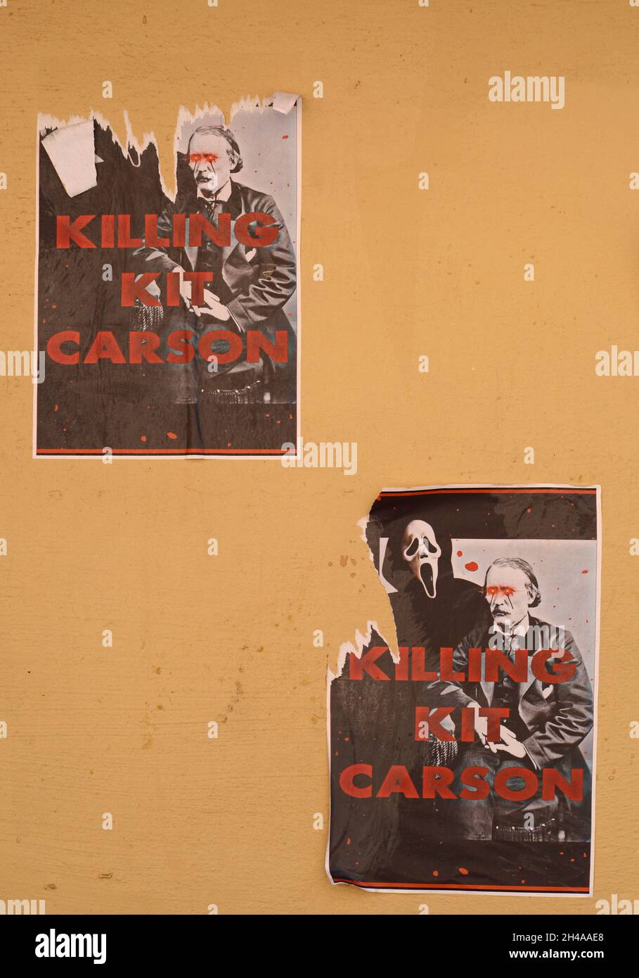 Plakate, die amerikanische Frontiersman, indischen Agenten und US-Armeeoffizier Kit Carson aus dem 19. Jahrhundert schämten, klebten an die Wände in Santa Fe, New Mexico. Stockfoto