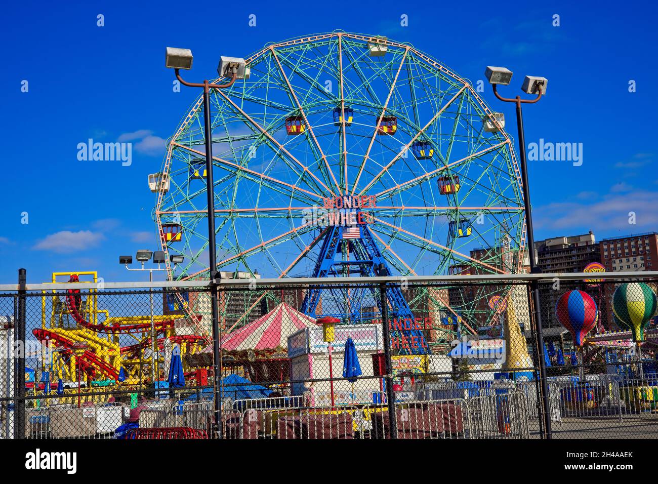 Brooklyn, NY, USA - 1. Nov 2021: Wonder Wheel-Riesenrad-Vorderansicht auf Coney Island Stockfoto