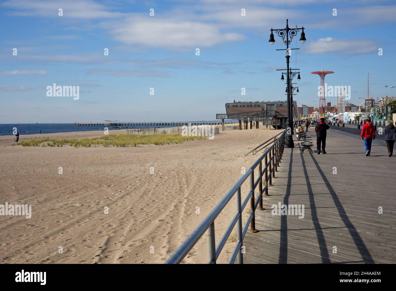 Brooklyn, NY, USA - 1. Nov 2021: Coney Island Südansicht mit Strand und Promenade Stockfoto