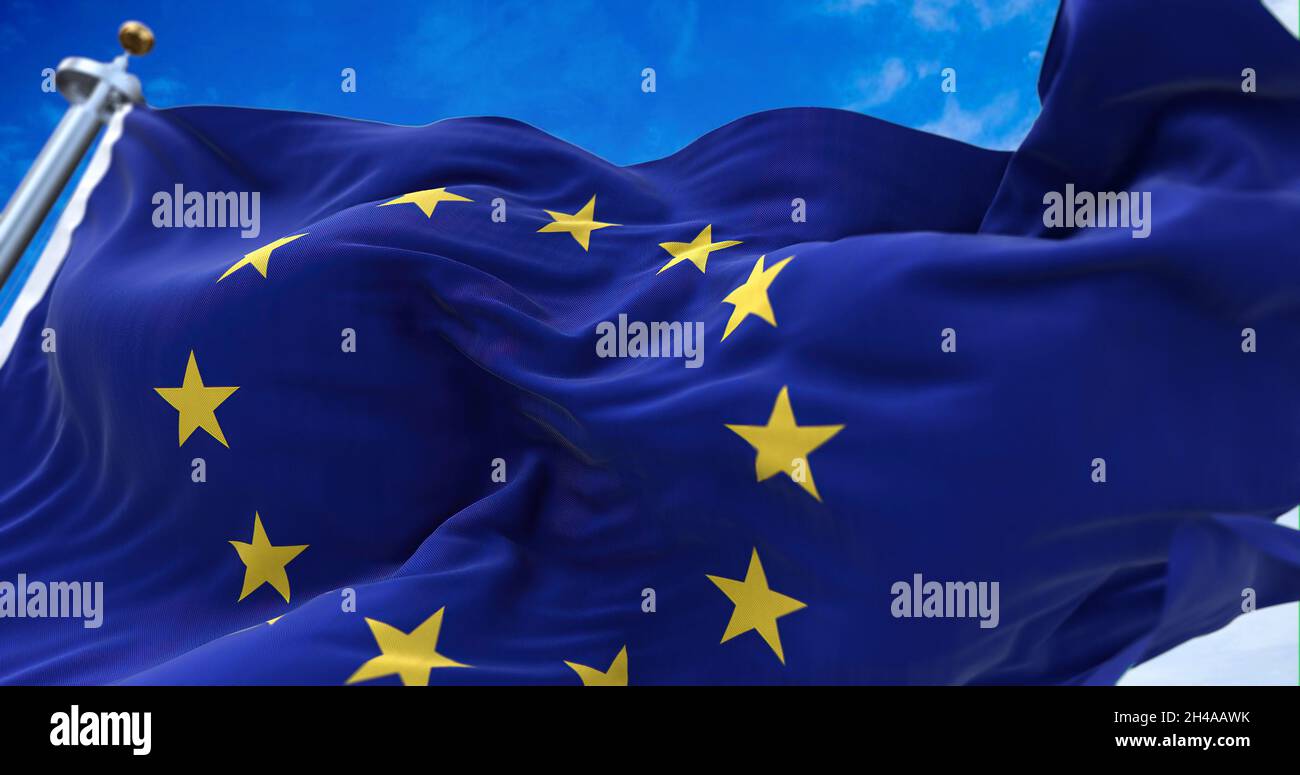 Die Flagge der Europäischen Union flatscht im Wind. Wirtschaft und Finanzen der Gemeinschaft. Politik und Wirtschaft. Transnationale politische Regierung Stockfoto