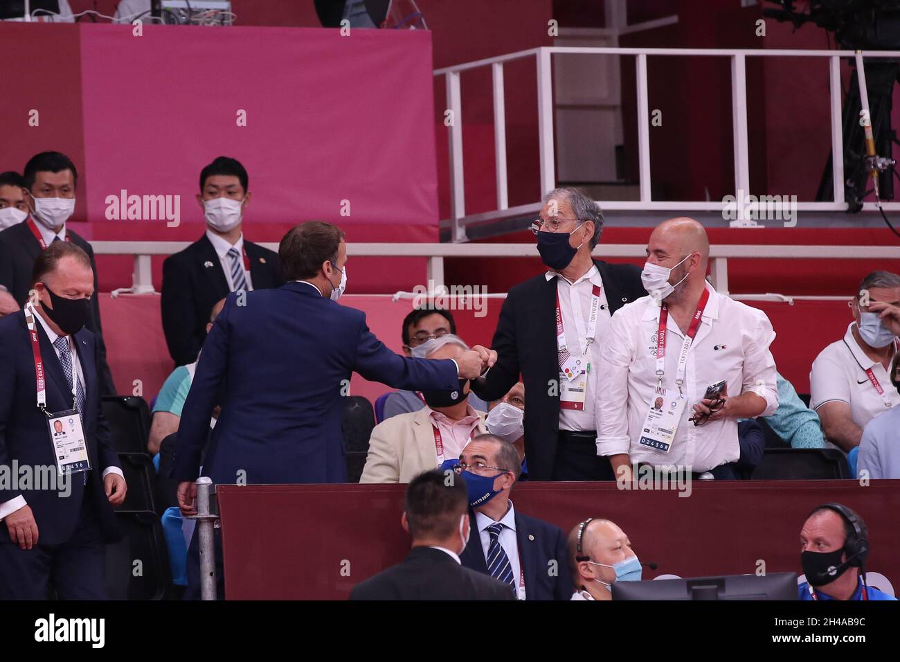 24. JULI 2021 - TOKIO, JAPAN: Frankreichs Präsident Emmanuel MACRON kommt am Nippon Budokan an und wird vom Präsidenten der französischen Olympischen Spiele begrüßt Stockfoto