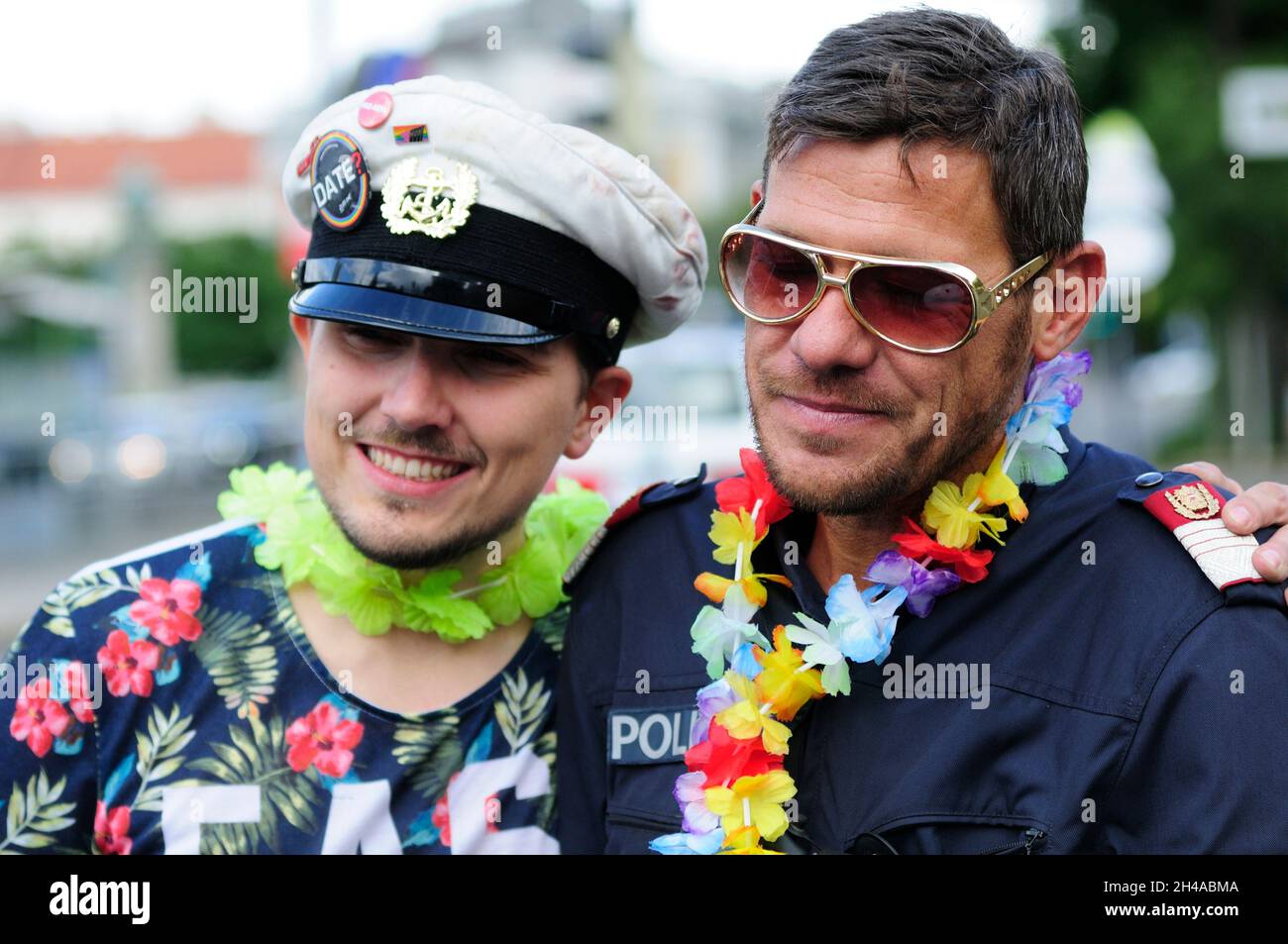 Wien, Österreich. 20. Juni 2015. Regenbogenparade 2015 in Wien. Österreichischer Polizist auf der Regenbogenparade (R) Stockfoto
