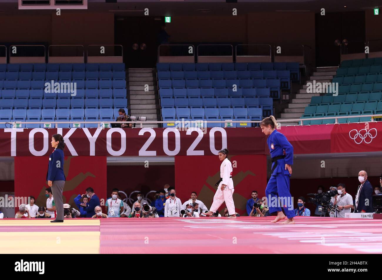 24. JULI 2021 - TOKIO, JAPAN: Shirine BOUKLI aus Frankreich (weiß) und Milica NIKOLIC aus Serbien (blau) stehen sich in den Judo Women -48 km kurz vor dem anderen Stockfoto