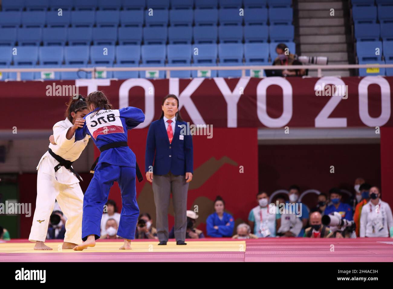 24. JULI 2021 - TOKIO, JAPAN: Shirine BOUKLI aus Frankreich (weiß) verliert an Milica NIKOLIC aus Serbien (blau) durch Disqualifikation bei den Judo-Frauen -48 km Stockfoto