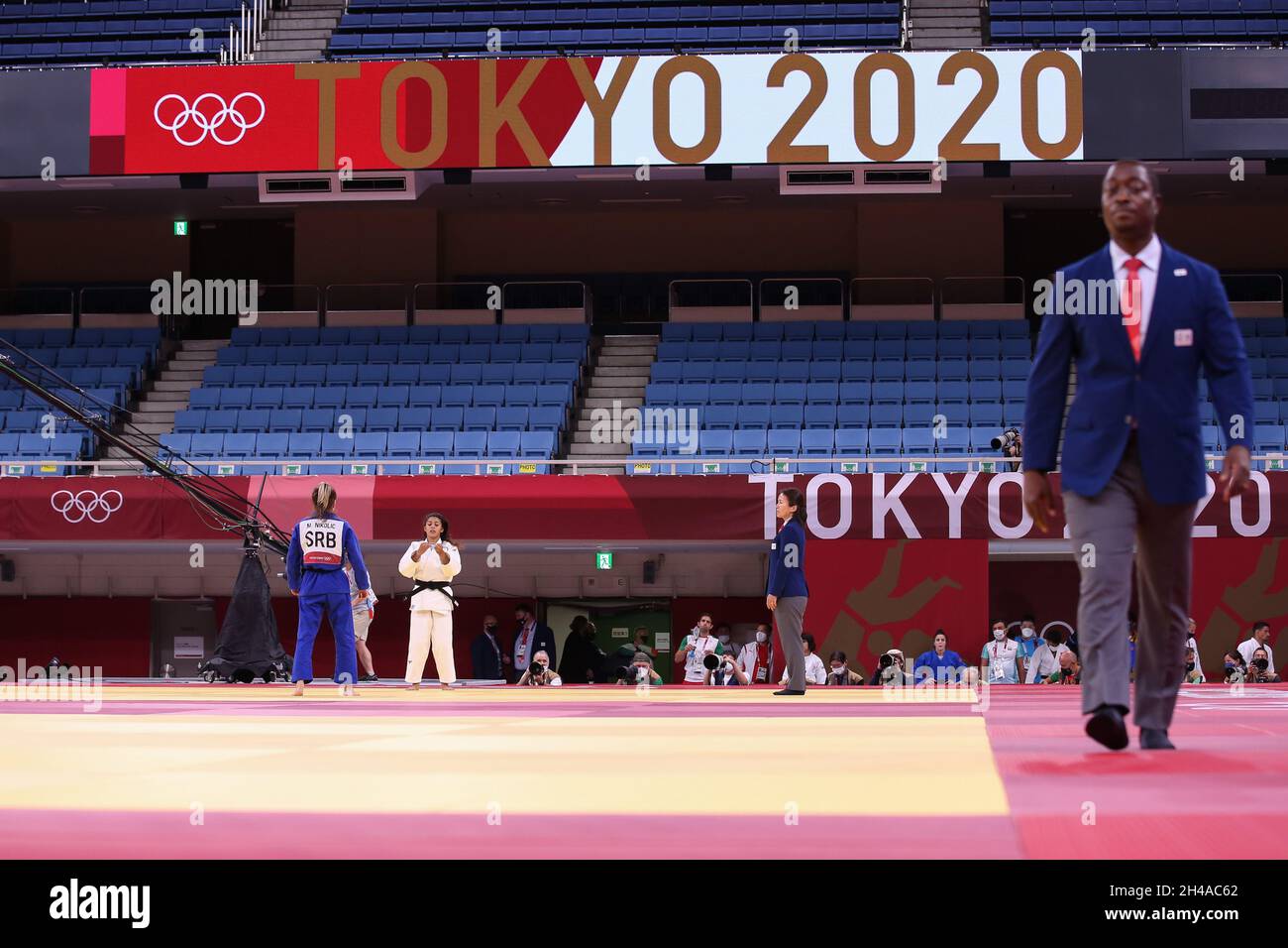 24. JULI 2021 - TOKIO, JAPAN: Shirine BOUKLI aus Frankreich (weiß) verliert an Milica NIKOLIC aus Serbien (blau) durch Disqualifikation bei den Judo-Frauen -48 km Stockfoto