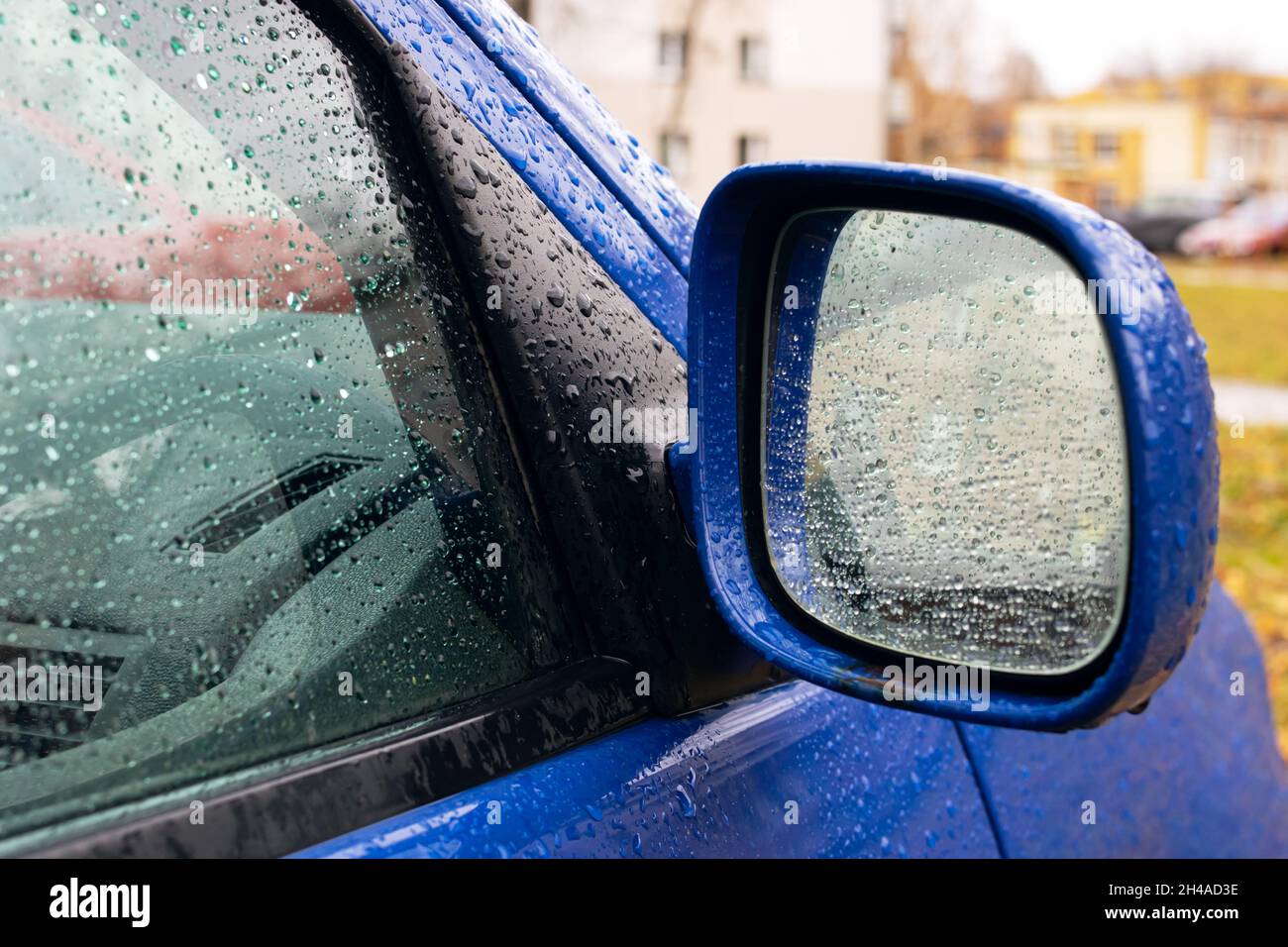 Außenspiegel des Autos mit Regen Stockfotografie - Alamy