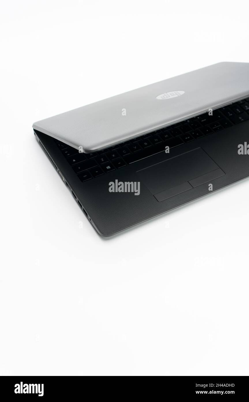 COMO, ITALIEN - 31. Okt 2021: Laptop-Computer mit geschlossenem Deckel auf einer weißen Arbeitsplatte mit Textraum Stockfoto
