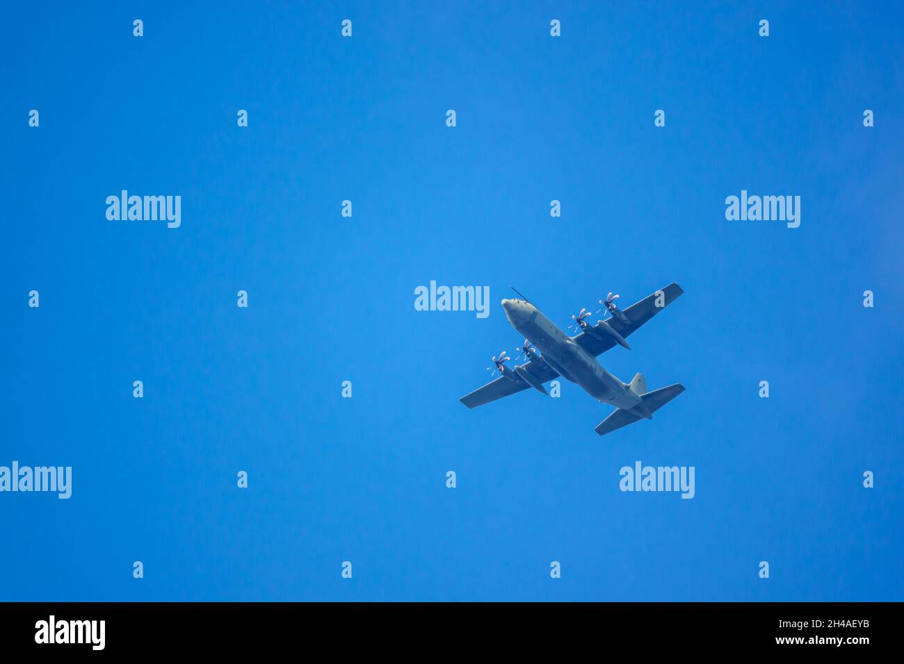 Lockheed Martin C-130J Super Hercules UK Luftbetankungsflugzeug der Royal Air Force, das in klarem, tiefblauen Himmel über dem Himmel fliegt, Wiltshire UK Stockfoto