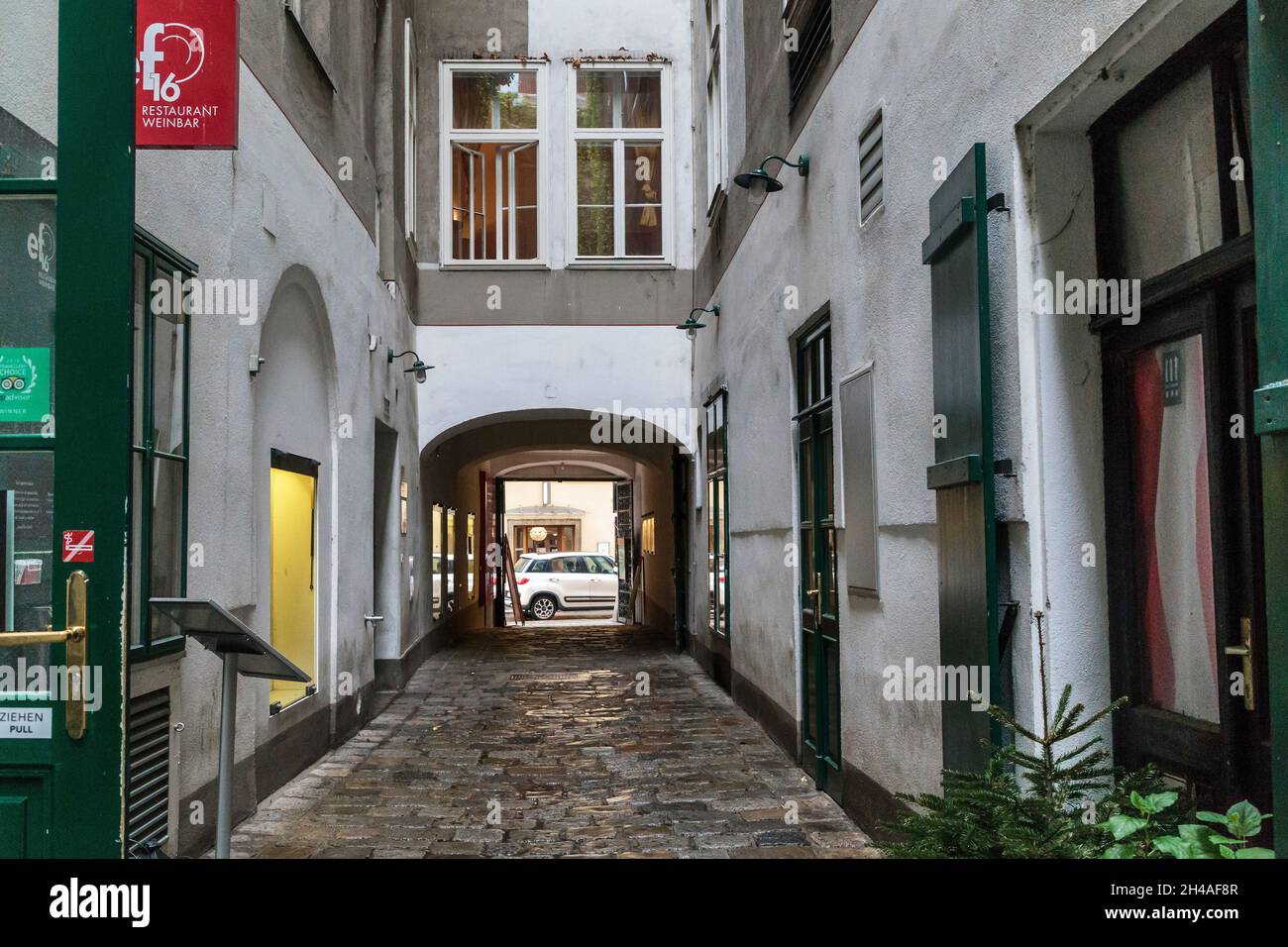 WIEN, ÖSTERREICH - 22. MAI 2019: Dies ist eine der vielen offenen Passagen zwischen den Straßen im historischen Stadtzentrum. Stockfoto