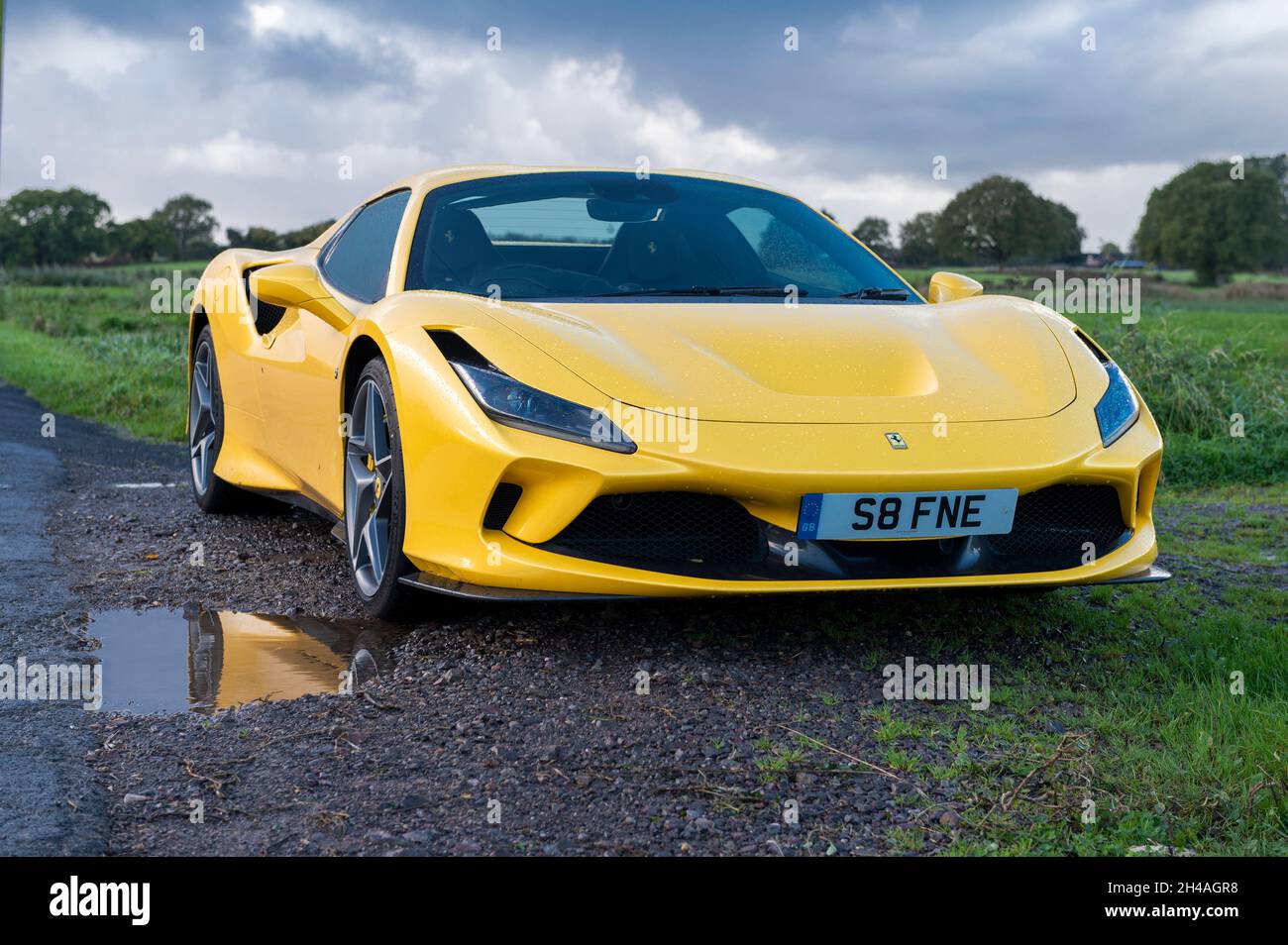 Gelber Ferrari F8 Spider Sportbekleidung, fotografiert auf den Gwent Levels, Castleton, South Wales, Großbritannien. Stockfoto