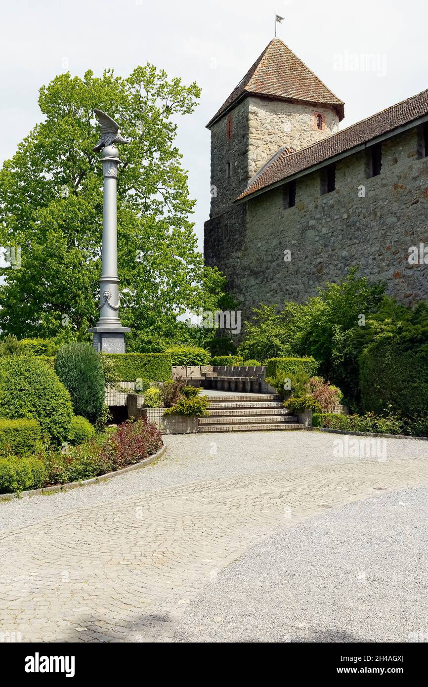 Rapperwil, Schweiz - 10. Mai 2016: Polnische Freiheitskolonne, Symbol der Schweizer Solidarität gegenüber Nationen, die für ihre Freiheit kämpfen. Auf dem aktuellen Stand Stockfoto