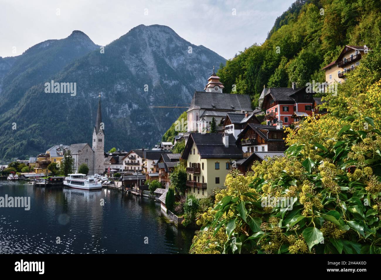 Klassischer Postkartenblick über das berühmte Weltkulturerbe Hallstatt, Oberösterreich im Salzkammergu-Gebiet, Herbst Stockfoto