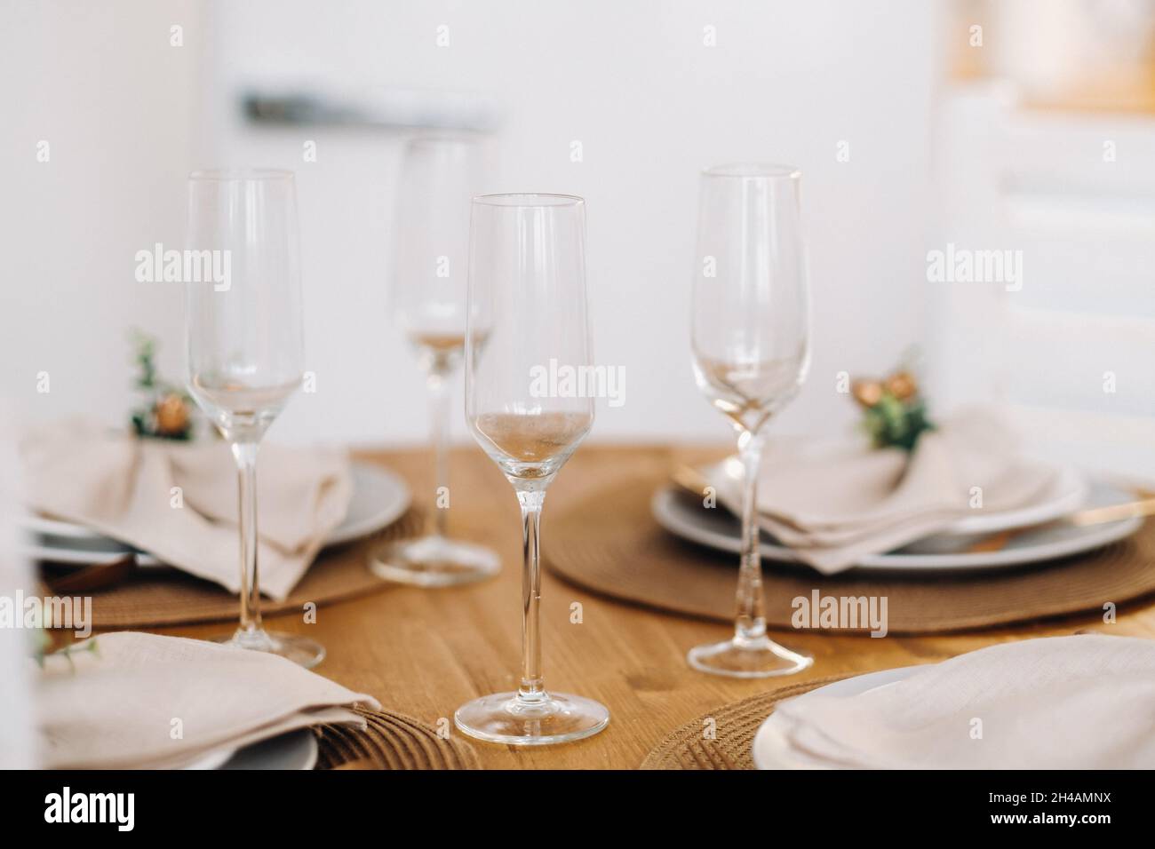 Sektgläser auf dem dekorierten Weihnachtstisch, Kristallgläser am Tisch. Stockfoto