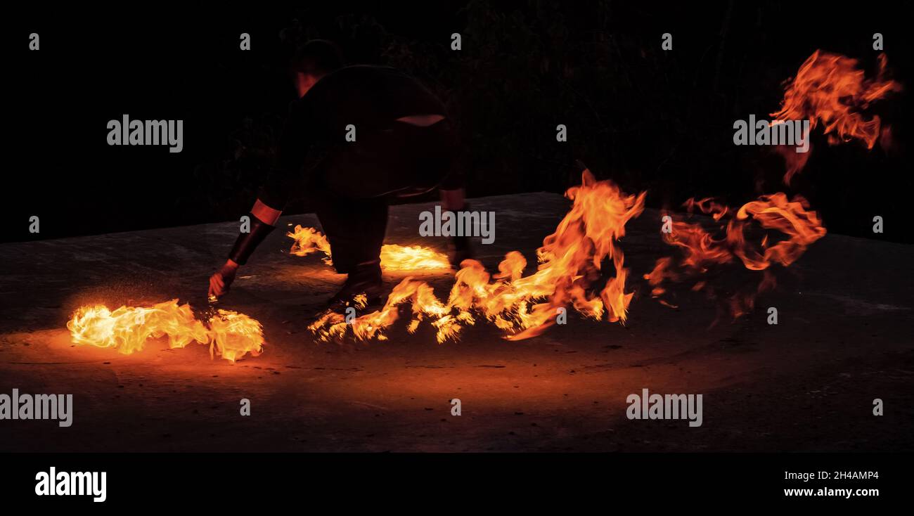 Fire Solo Performer führen Nacht Show mit riesigen brennenden Flammen in der Dunkelheit im Freien, flammend Stockfoto