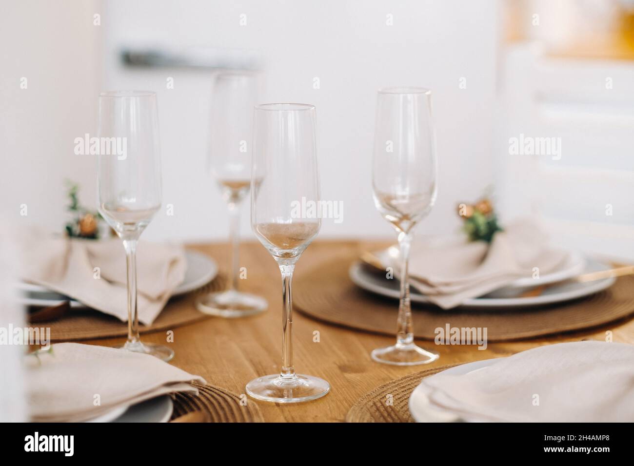Sektgläser auf dem dekorierten Weihnachtstisch, Kristallgläser am Tisch. Stockfoto