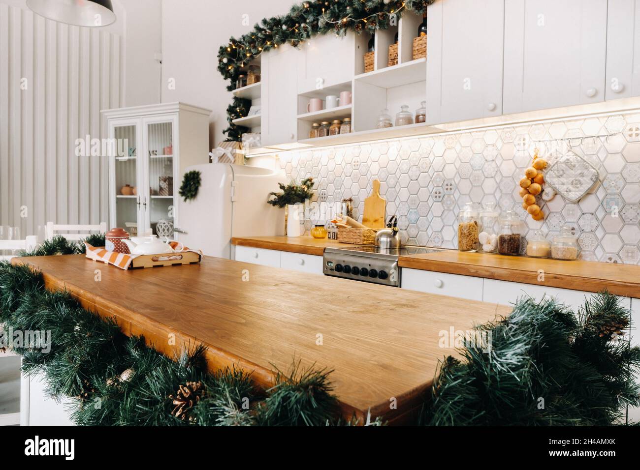 Kaffee in der Küche auf dem Tisch, Nahaufnahme des weihnachtlichen Esstisches mit saisonalen Dekorationen Stockfoto