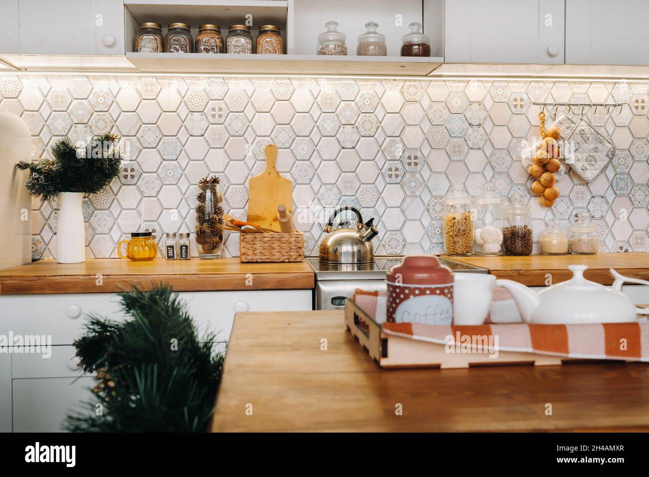 Kaffee in der Küche auf dem Tisch, Nahaufnahme des weihnachtlichen Esstisches mit saisonalen Dekorationen Stockfoto