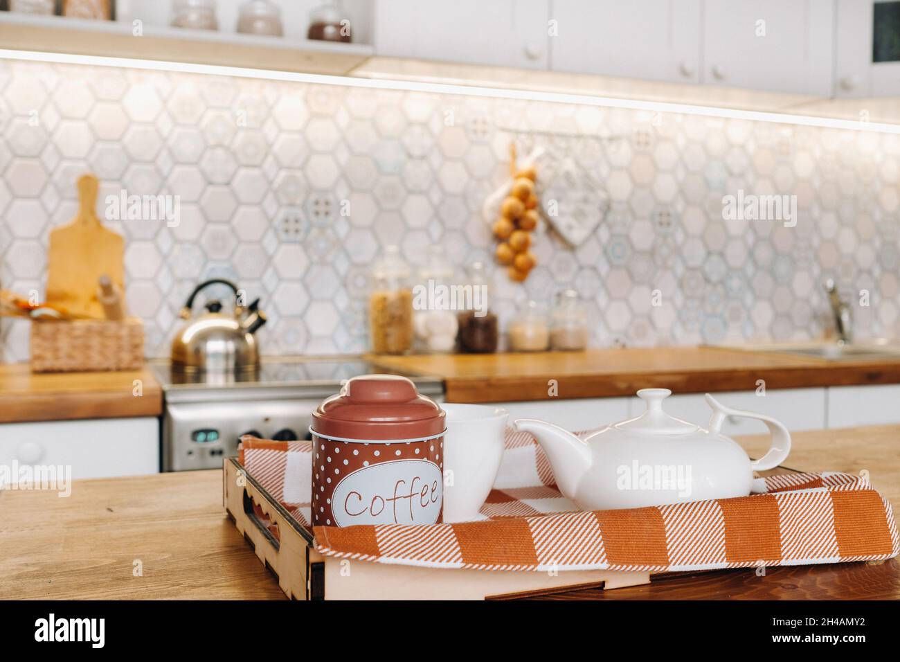 Kaffee in der Küche auf dem Tisch, Nahaufnahme des weihnachtlichen Esstisches mit saisonalen Dekorationen Stockfoto