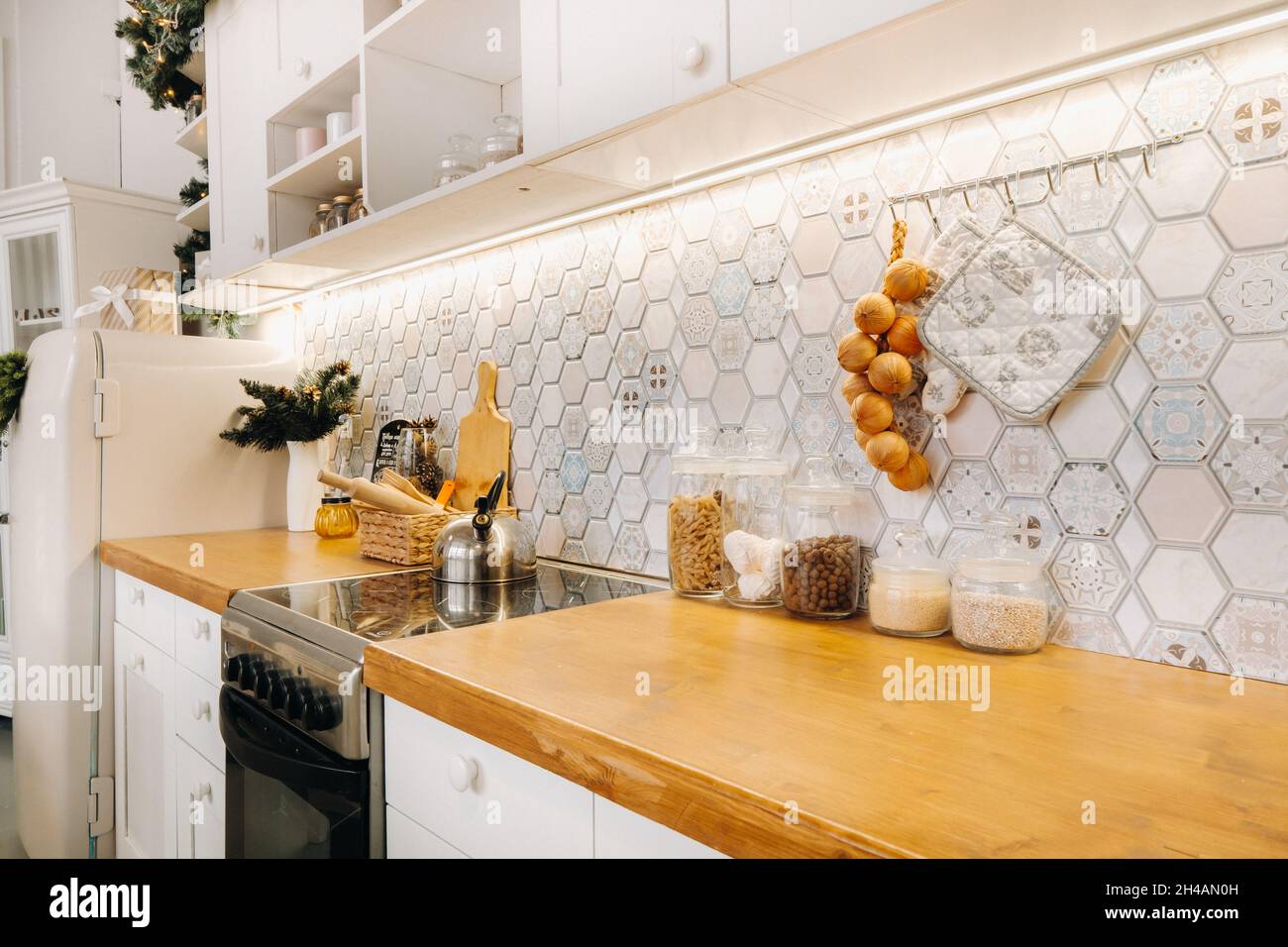 Küchentisch mit verschiedenen Accessoires in der Wohnung, Küche. Stockfoto