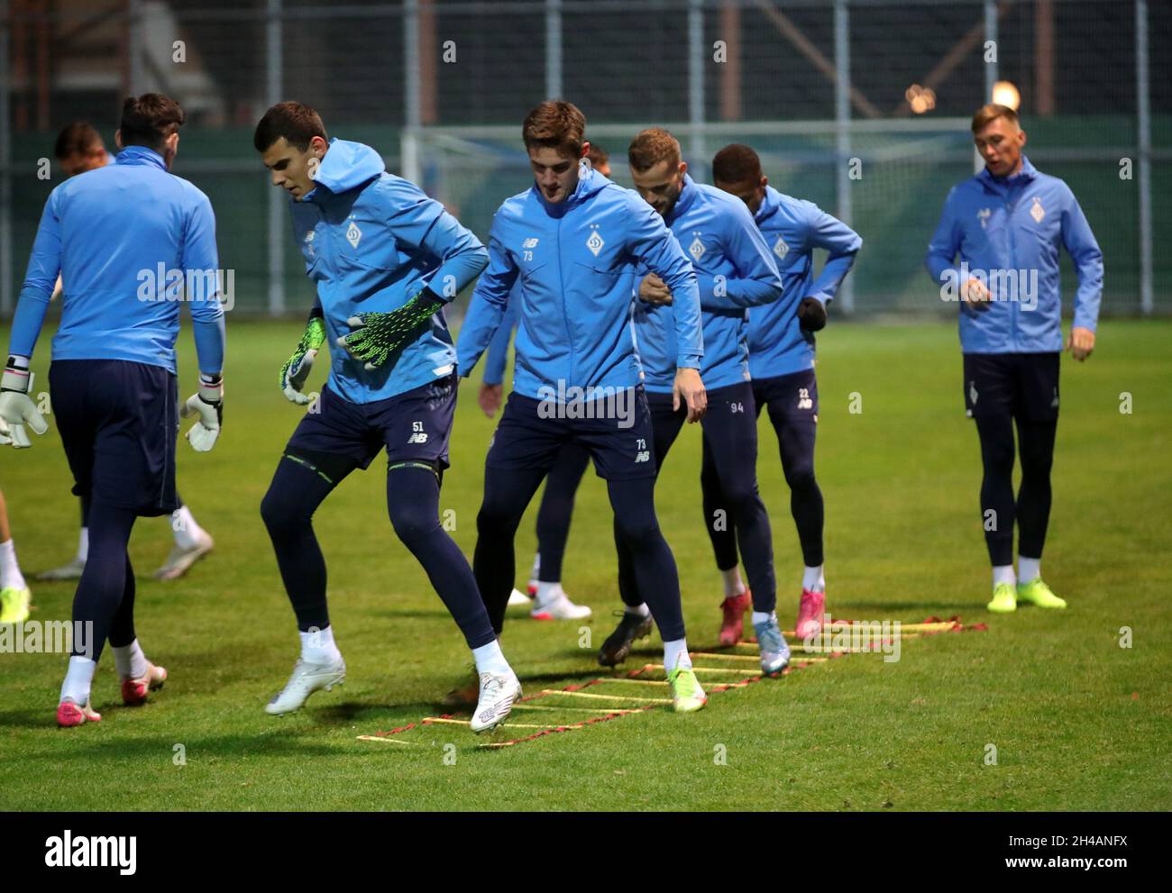 Nicht exklusiv: Die Spieler des FC Dynamo Kiew werden während eines offenen Trainings vor dem UEFA Champions League 2021/2022 Spieltag 4 Gruppenbühnentag abgebildet Stockfoto