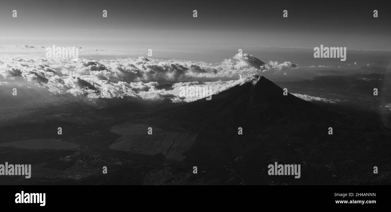 Luftaufnahme des Mount Fuji auf der Insel Honshu, Japan in Graustufen Stockfoto